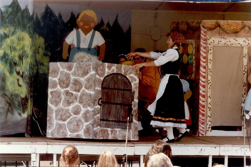 MiS06.jpg - The witch is in the oven 
Hansel and Gretel trick the witch into telling them how to check the cookies. When the witch shows them how to look into the oven, they shove her in.
